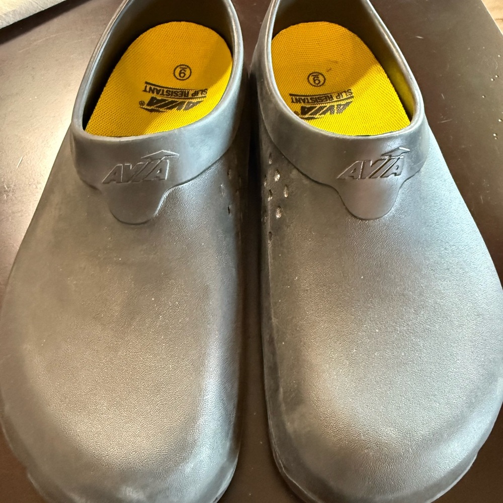 Avia Black‎ Slip-Resistant Clogs